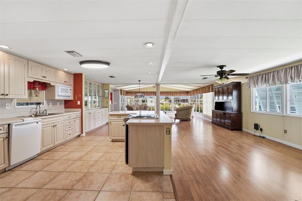 118 MARTINIQUE ROAD photo 15