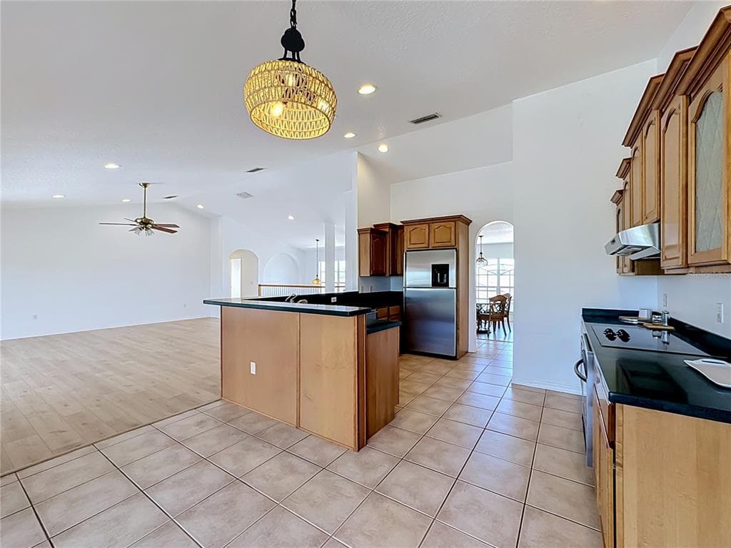 624 KINGSTON COURT photo 24