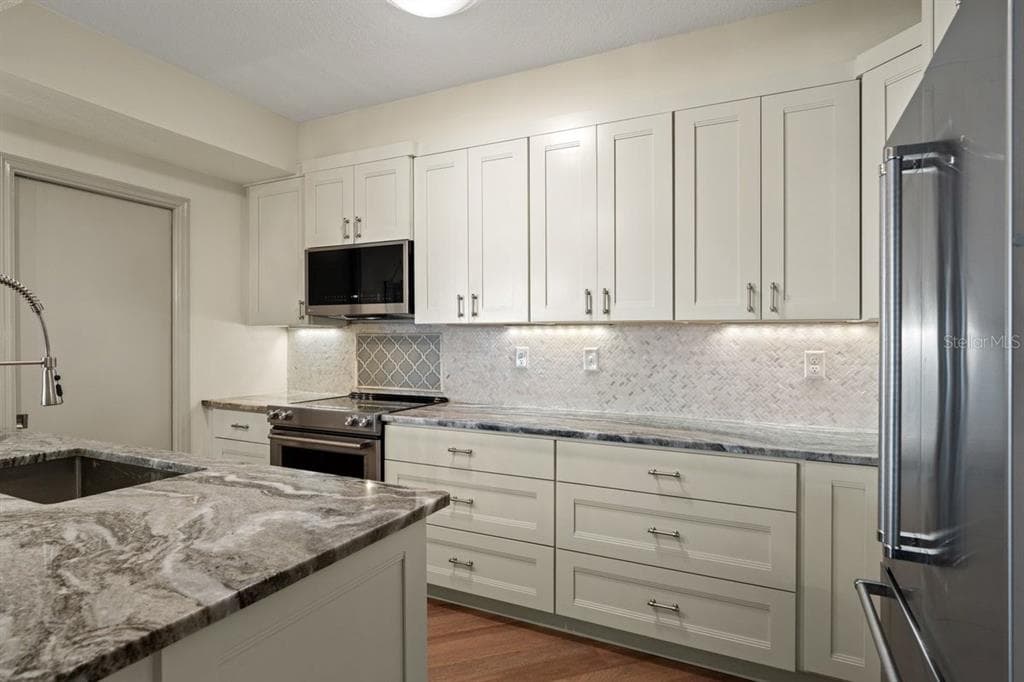 200 OCEAN CREST DRIVE 713 photo 18