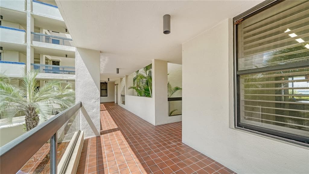 1930 HARBOURSIDE DRIVE 122 photo 4