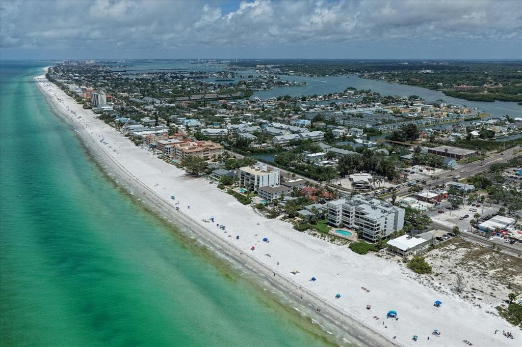 506 GULF BOULEVARD 201 photo 17