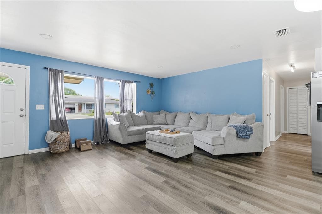 1609 CLEARVIEW AVENUE photo 3