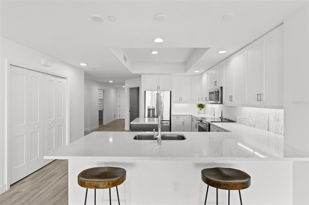 125 ISLAND WAY 403 photo 13