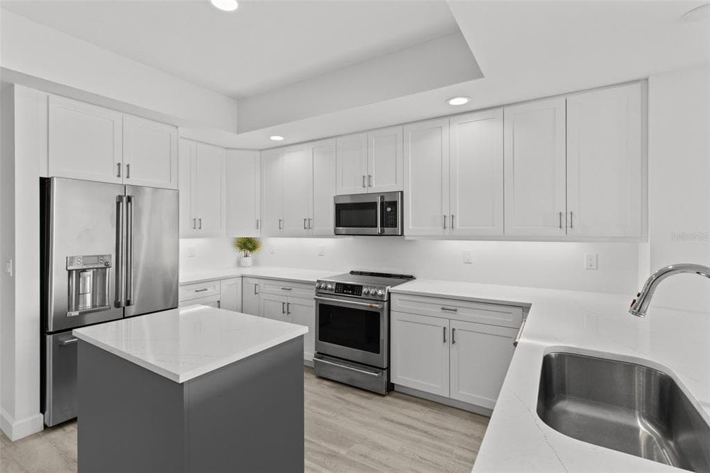 125 ISLAND WAY 403 photo 17