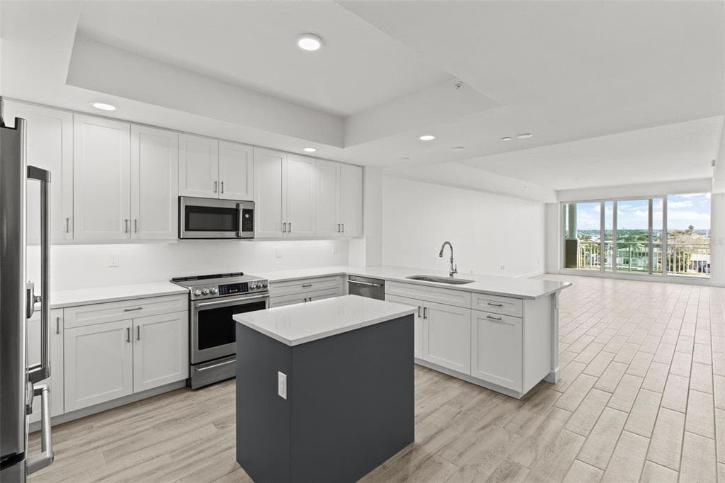 125 ISLAND WAY 403 photo 16