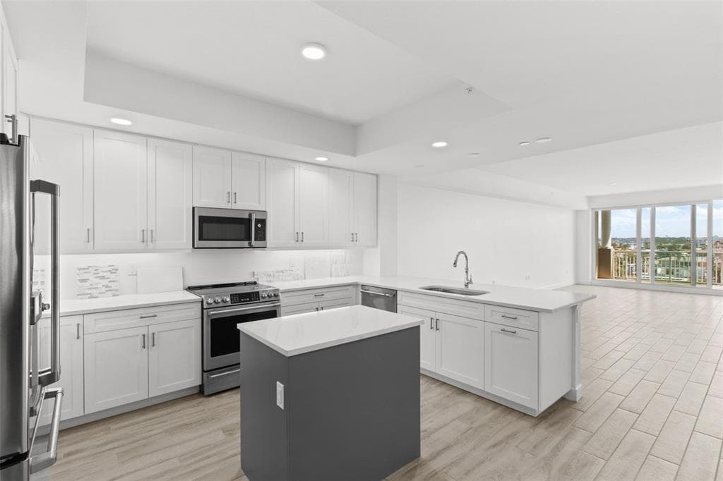 125 ISLAND WAY 403 photo 12