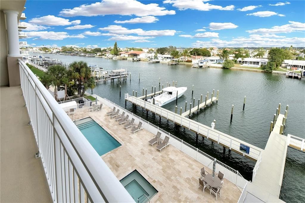125 ISLAND WAY 403 photo 1
