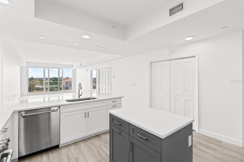 125 ISLAND WAY 403 photo 9