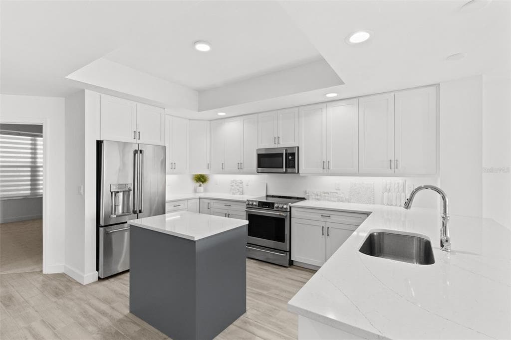 125 ISLAND WAY 403 photo 10