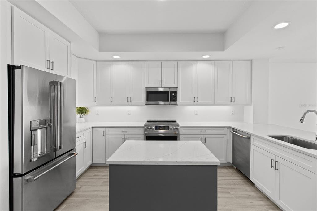 125 ISLAND WAY 403 photo 15