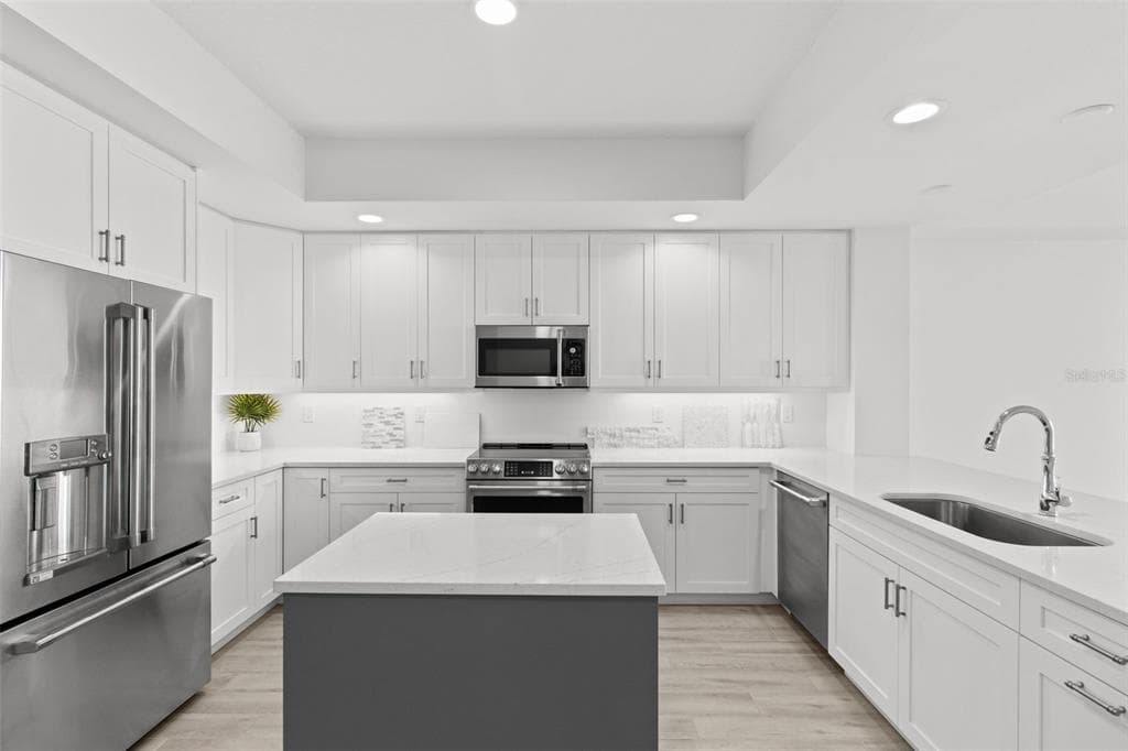 125 ISLAND WAY 403 photo 11