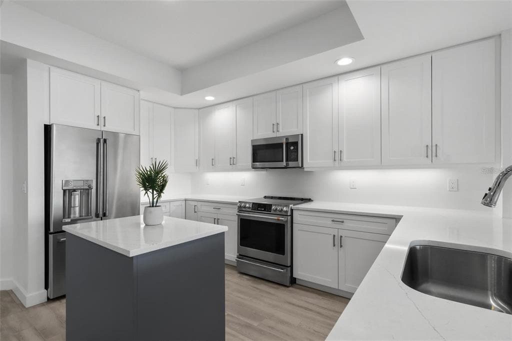 125 ISLAND WAY 403 photo 8