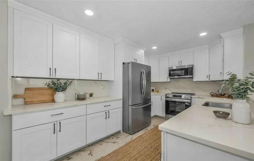 100 BLUFF VIEW DRIVE 604C photo 5