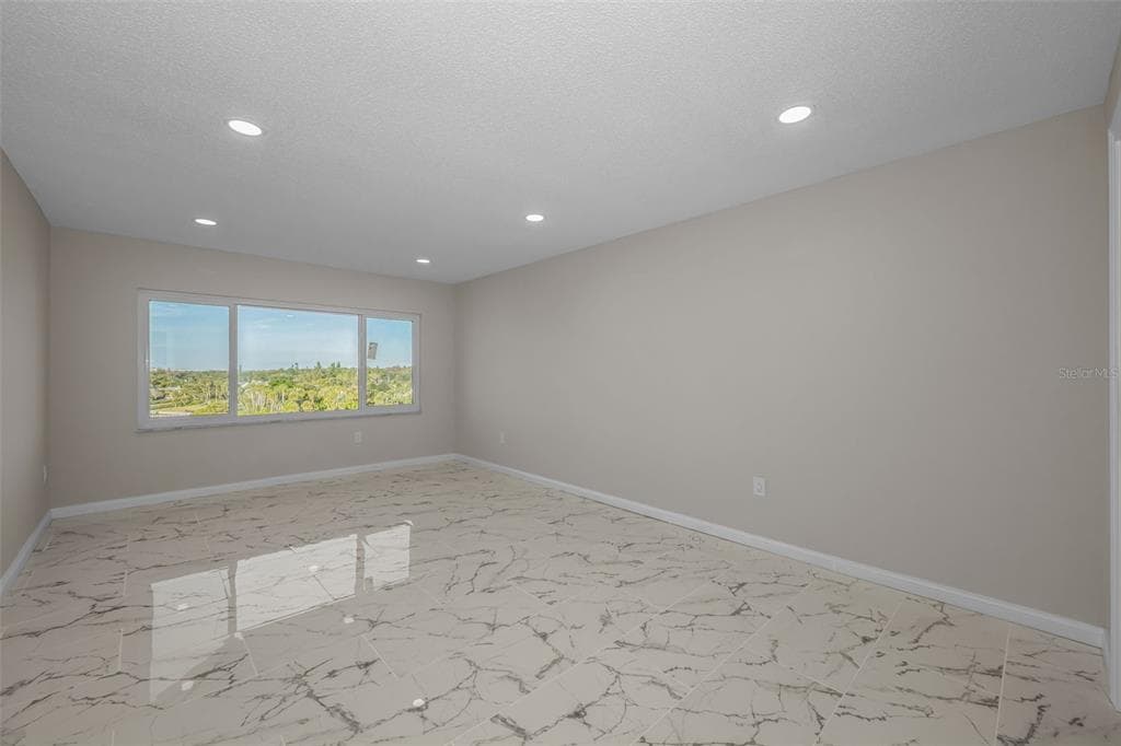 100 BLUFF VIEW DRIVE 604C photo 20