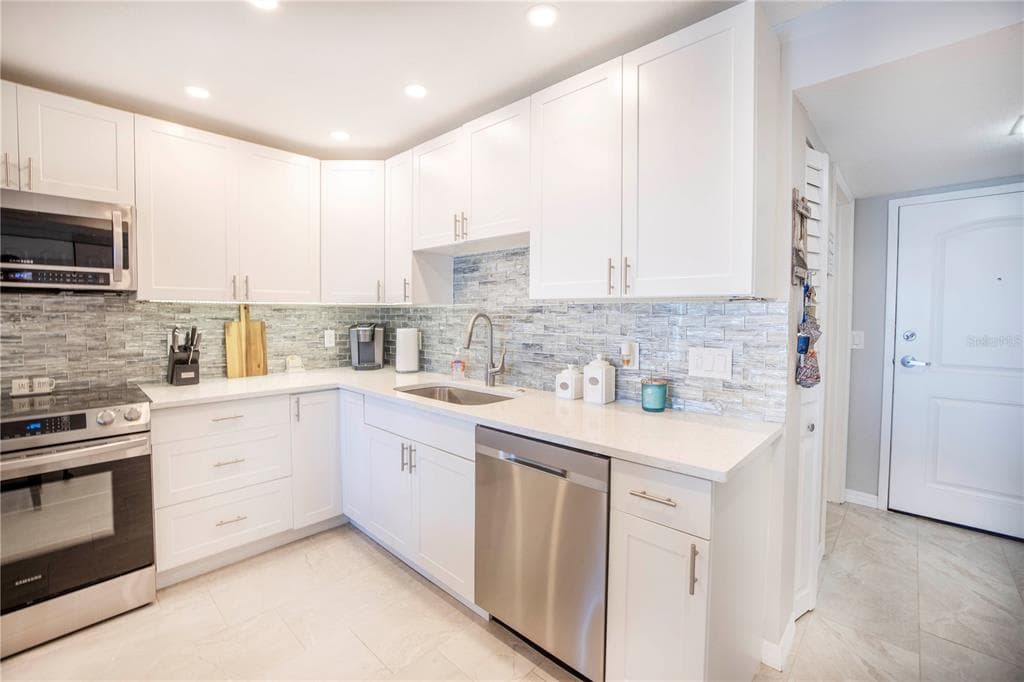 7300 SUN ISLAND DRIVE S 602 photo 17