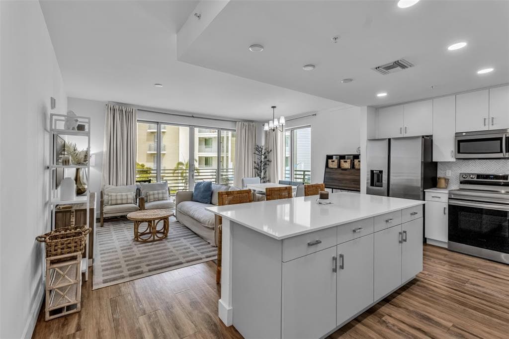1703 N TAMIAMI TRAIL #211 2