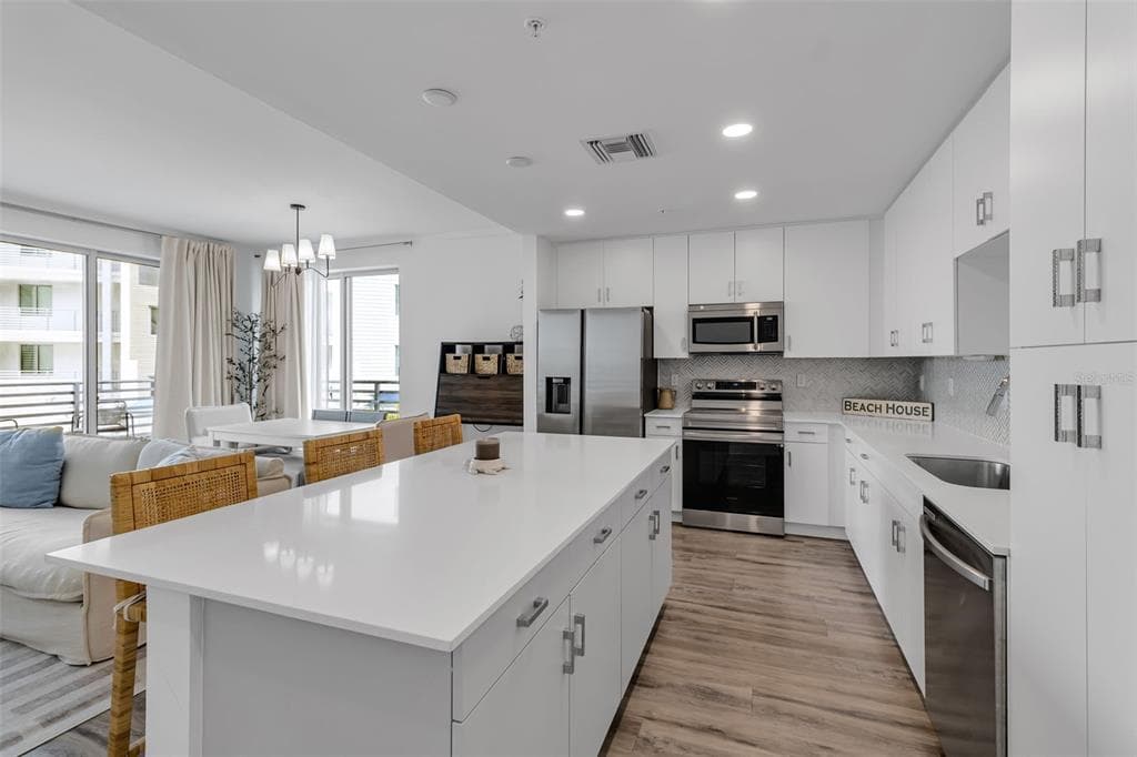 1703 N TAMIAMI TRAIL #211 3