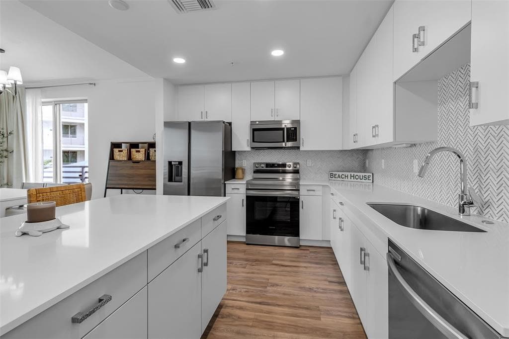 1703 N TAMIAMI TRAIL #211 4