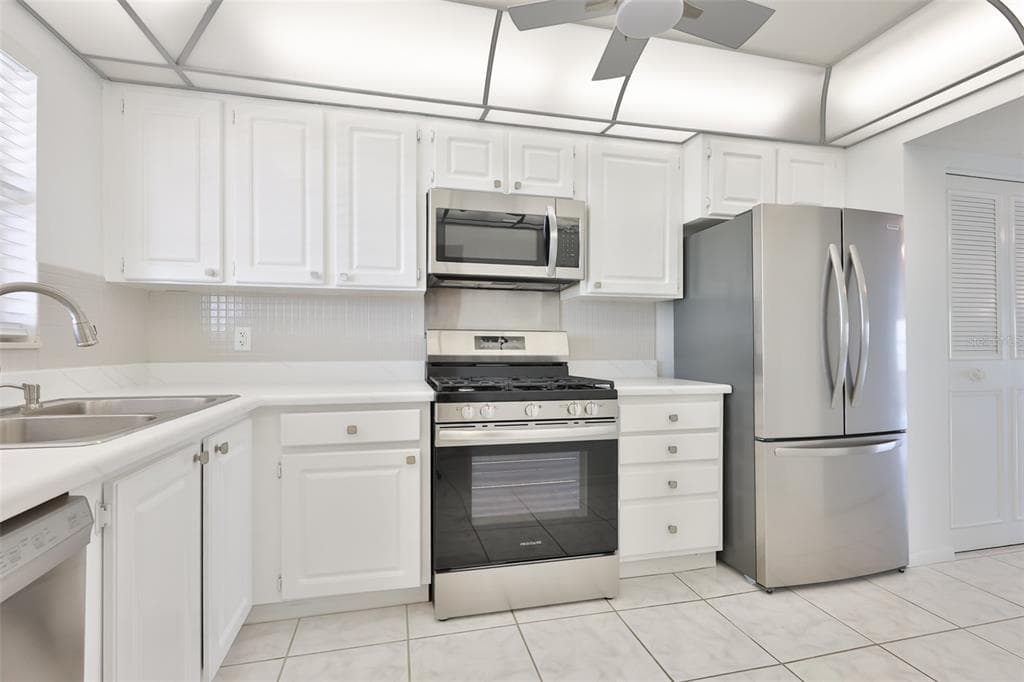 5980 SHORE BOULEVARD S 907 photo 4