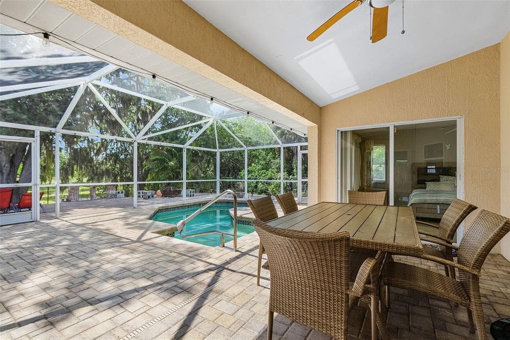2590 ABBOTSFORD STREET photo 23