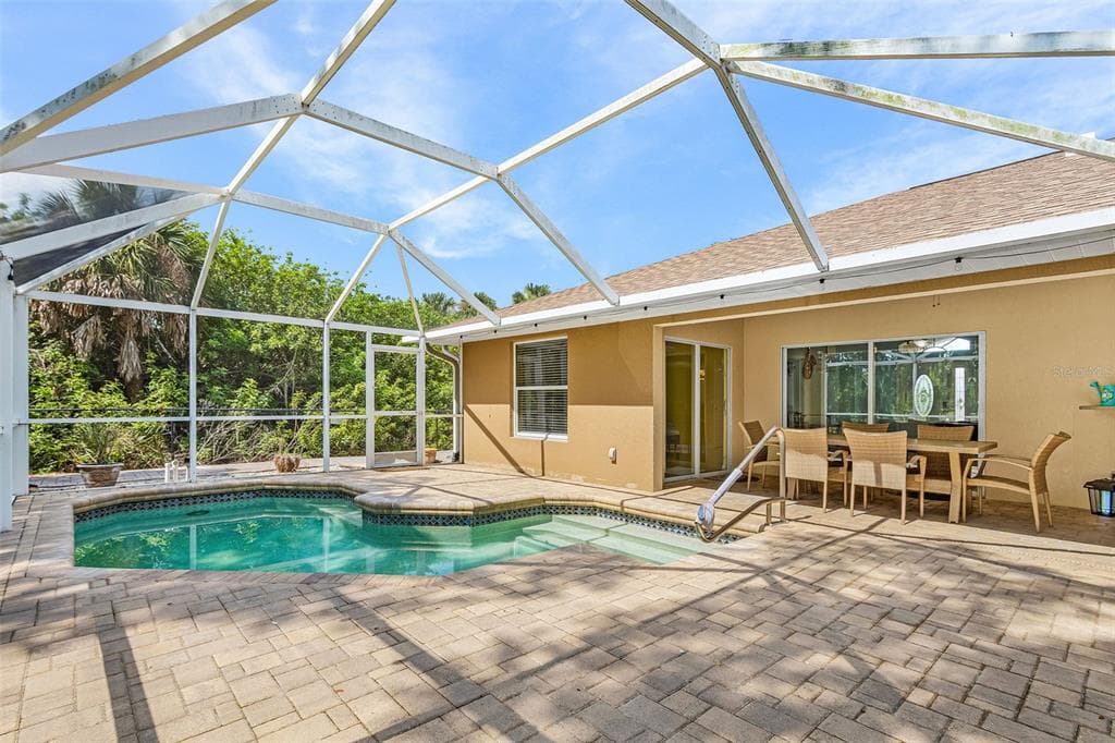 2590 ABBOTSFORD STREET photo 24
