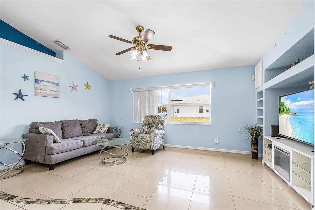 2590 ABBOTSFORD STREET photo 18