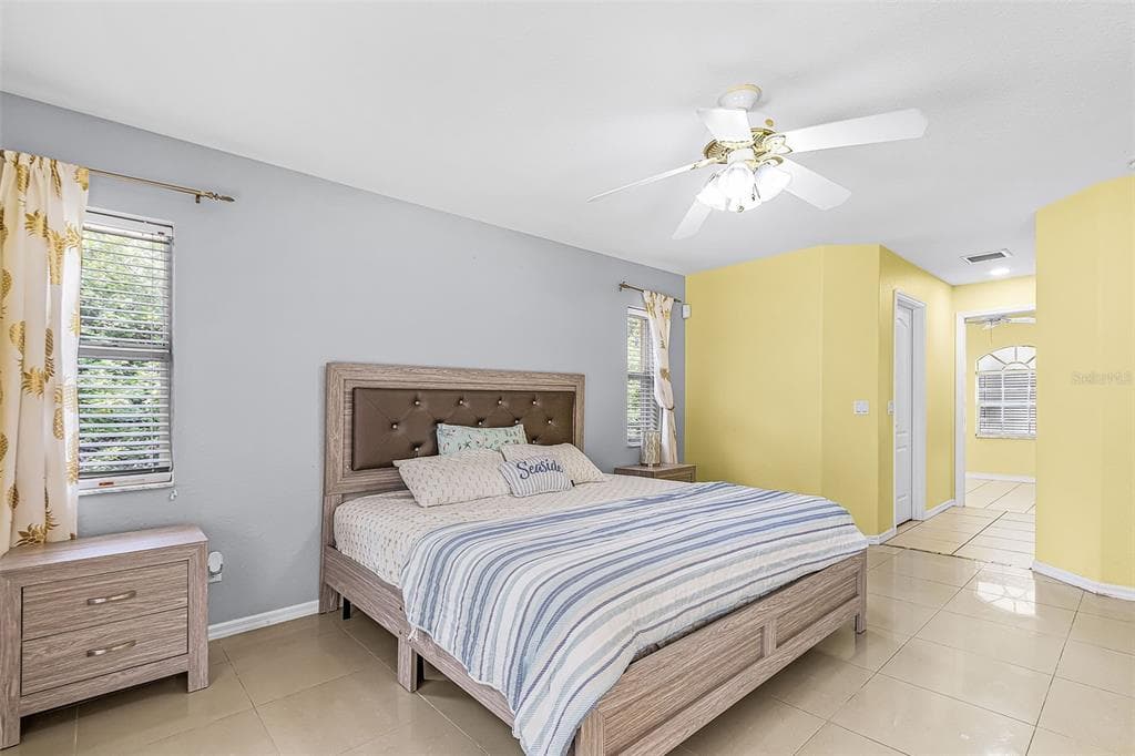 2590 ABBOTSFORD STREET photo 8