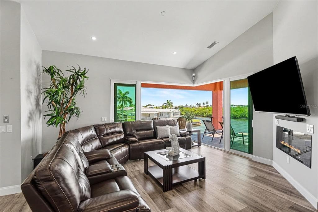 604 TAHITI COURT photo 3