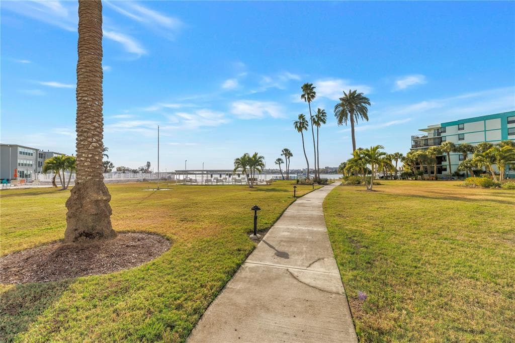 1868 SHORE DRIVE S 212 photo 23