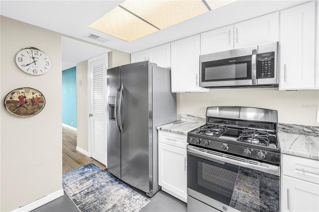 1868 SHORE DRIVE S 212 photo 6