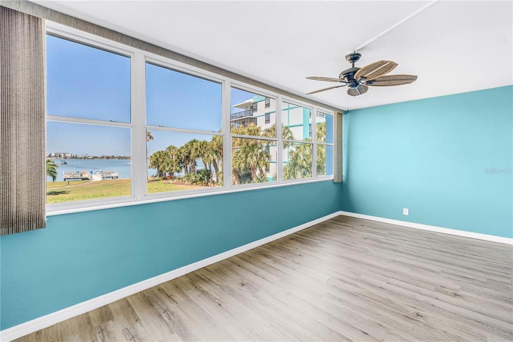1868 SHORE DRIVE S 212 photo 16