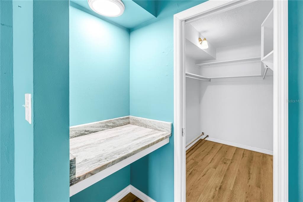 1868 SHORE DRIVE S 212 photo 20