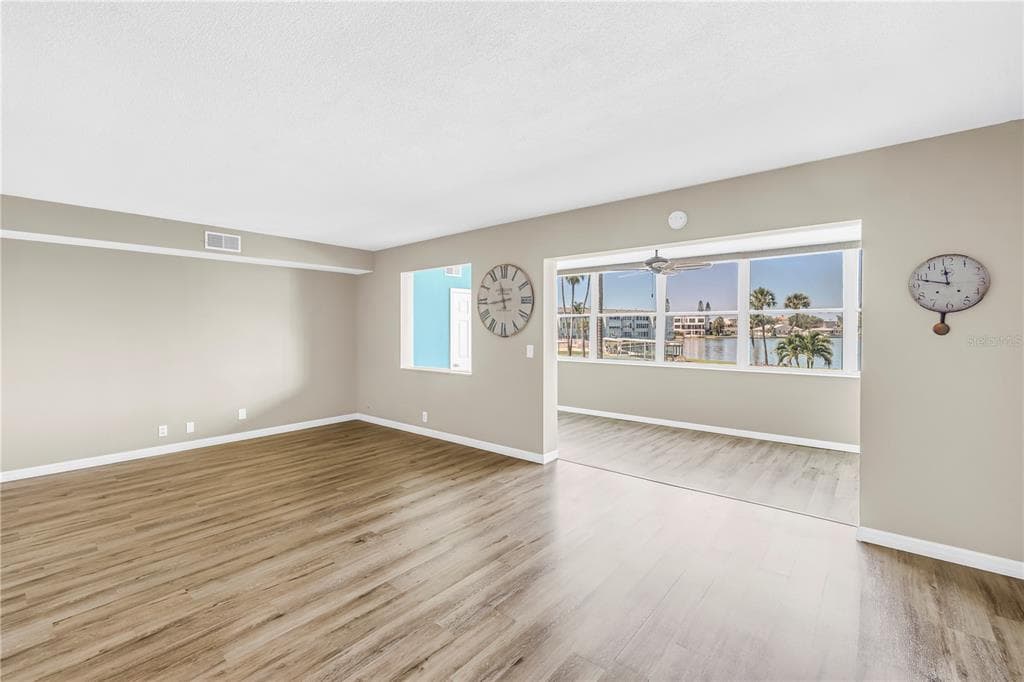 1868 SHORE DRIVE S 212 photo 9