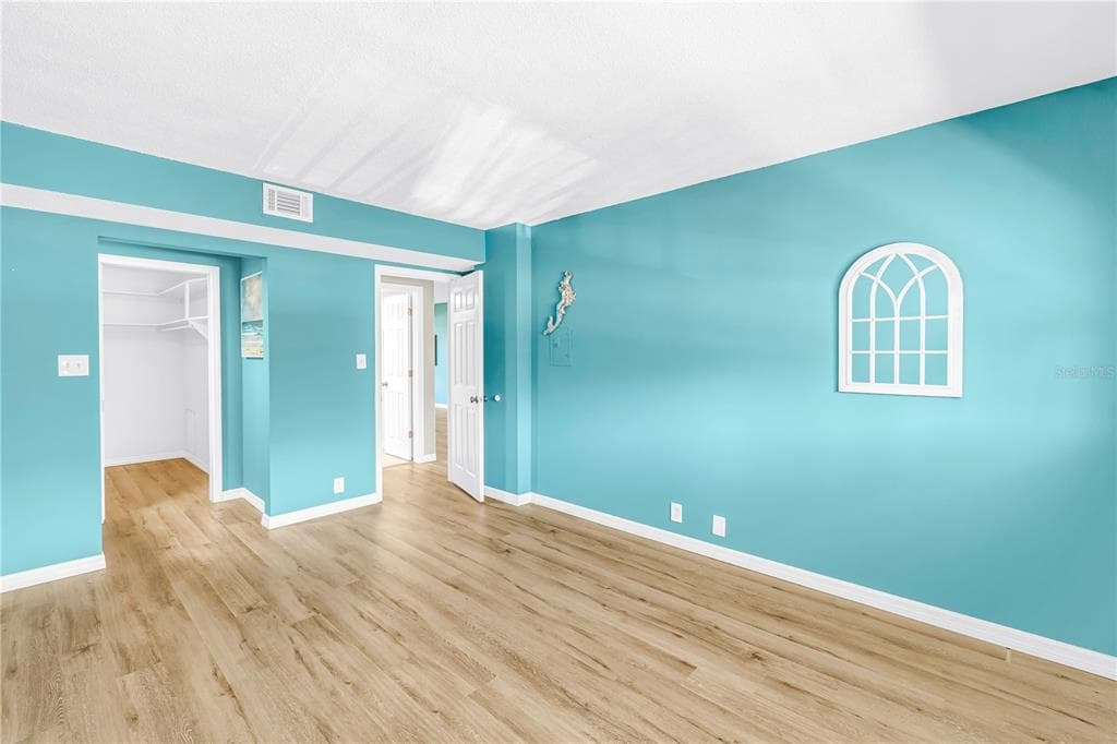 1868 SHORE DRIVE S 212 photo 19