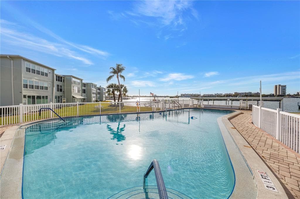 1868 SHORE DRIVE S 212 photo 25
