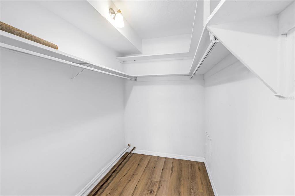 1868 SHORE DRIVE S 212 photo 21