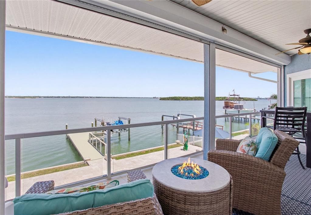 547 JOHNS PASS AVENUE photo 3