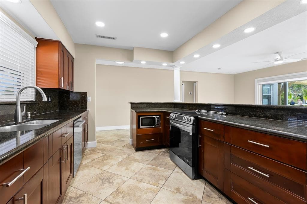 708 SUNSET COVE photo 11