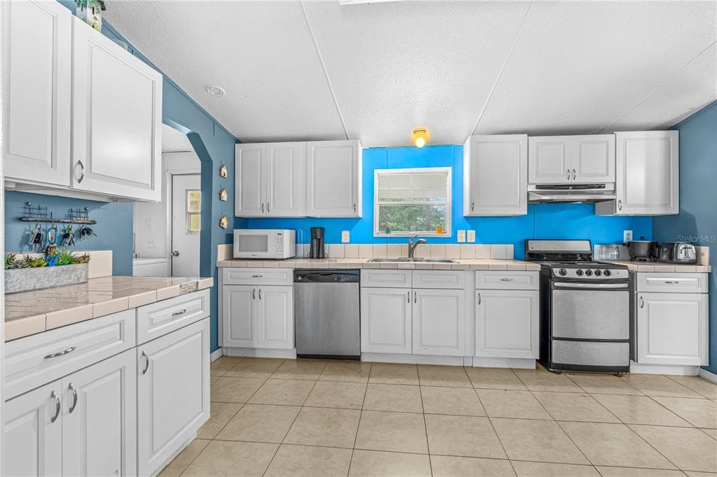 1055 ACEE DRIVE photo 18