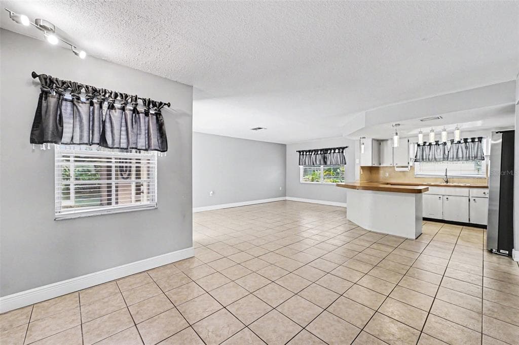 8040 SAYBROOK DRIVE photo 5