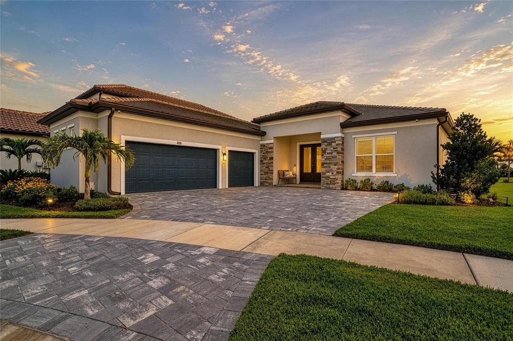 8533 BEECHLAKE COURT photo 4