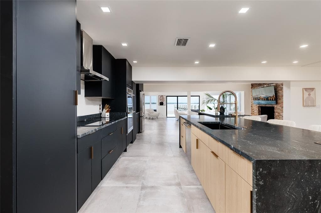 412 SHORE DRIVE E photo 10