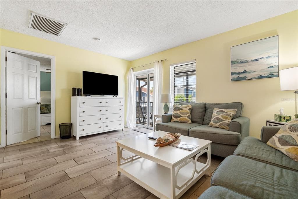 230 MEDALLION BOULEVARD E photo 5