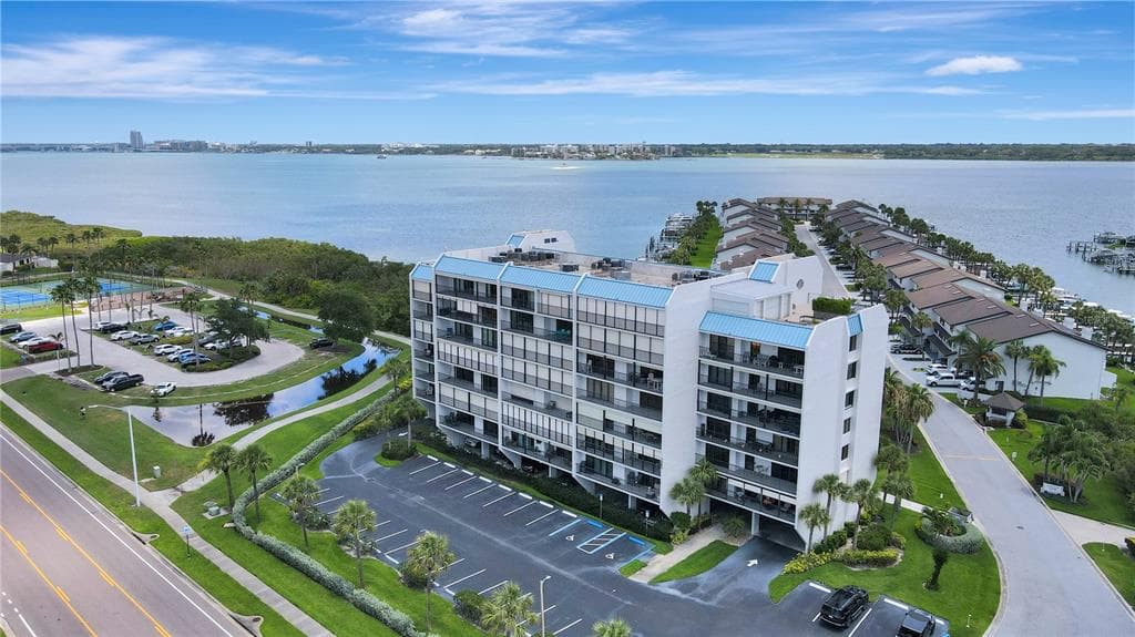 1581 GULF BOULEVARD 302N photo 2
