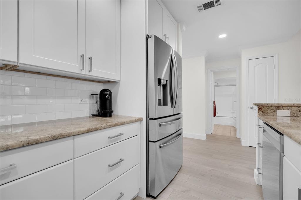 862 HUDSON AVENUE 862 photo 17