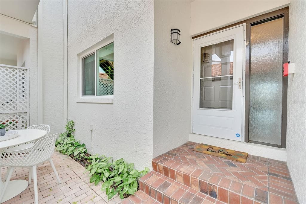 862 HUDSON AVENUE #862 3