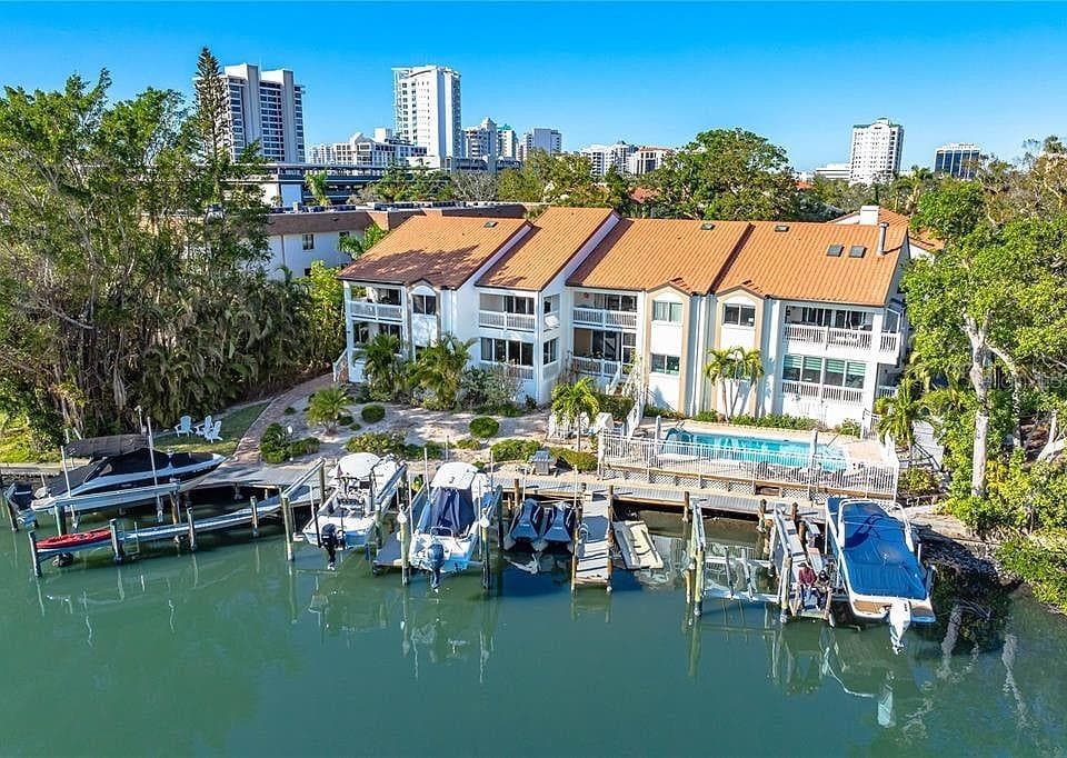 862 HUDSON AVENUE #862 1
