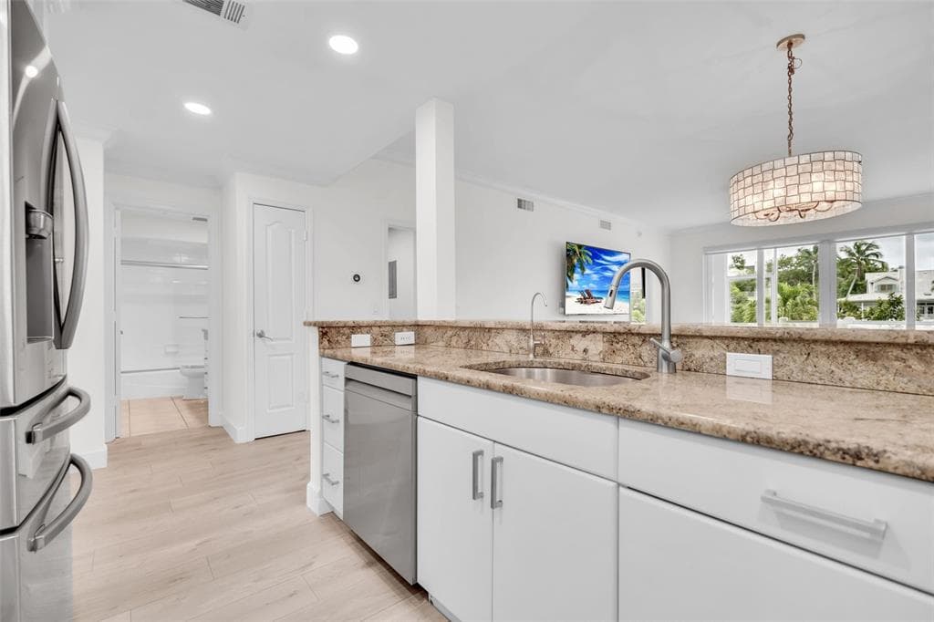 862 HUDSON AVENUE 862 photo 18