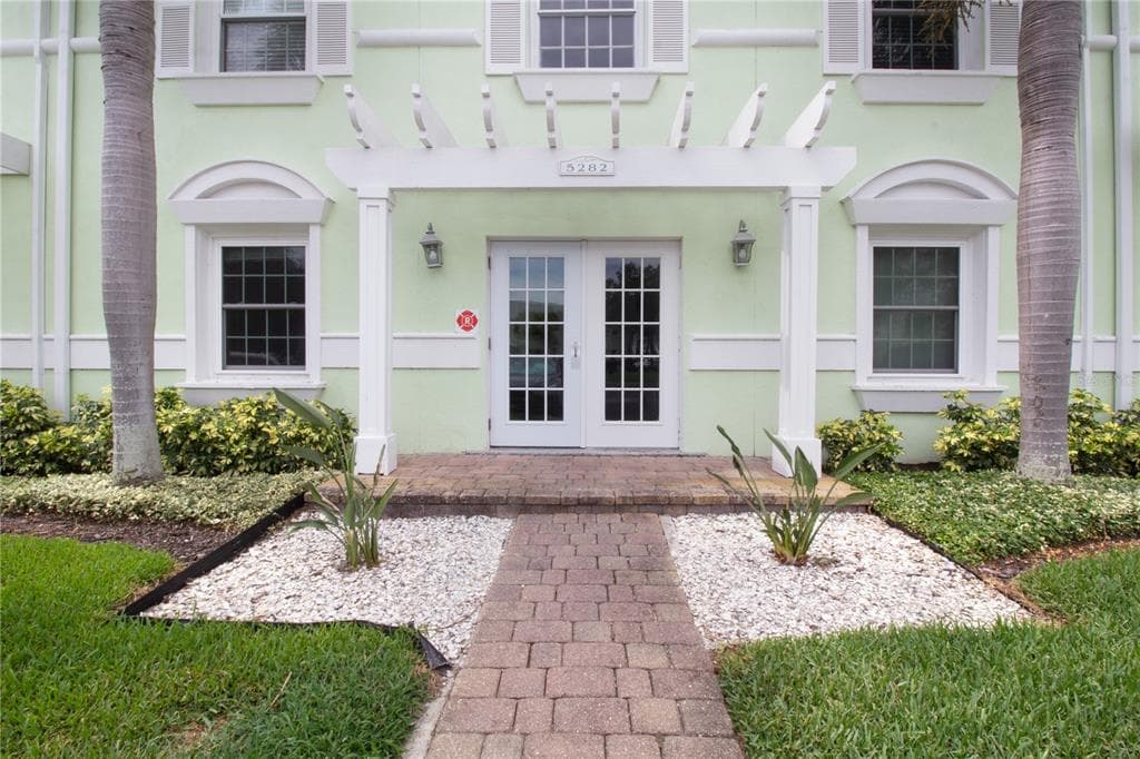 5282 BEACH DRIVE SE APT D photo 3