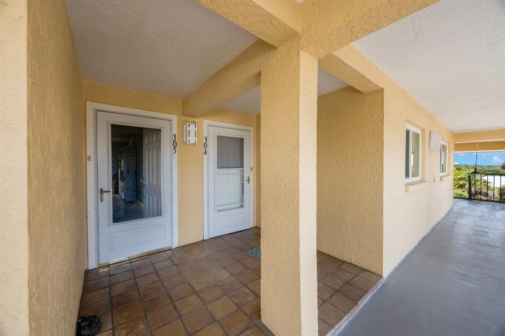 1125 PINELLAS BAYWAY S 305 photo 2